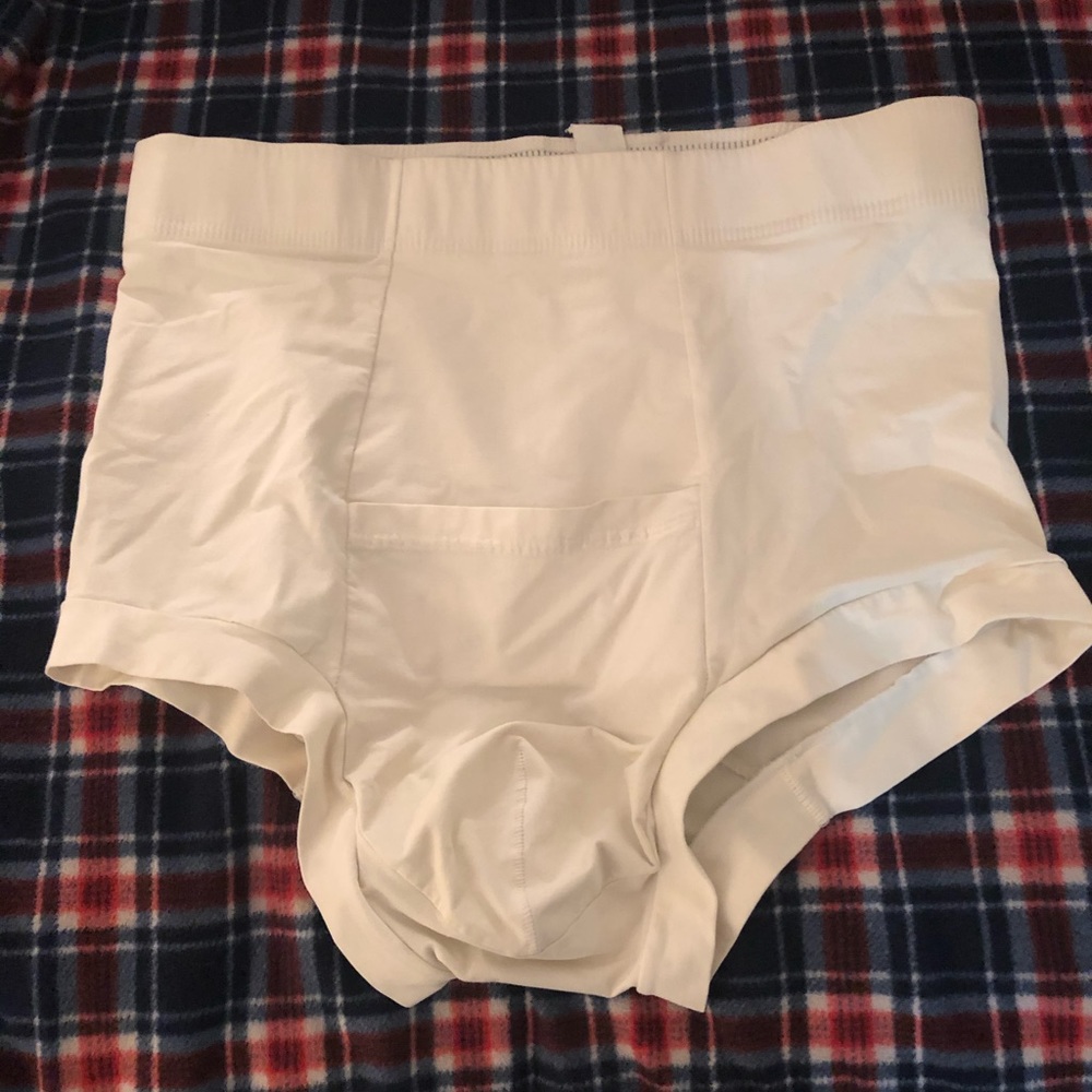 Men’s high rise pouch front control briefs. Size ML.